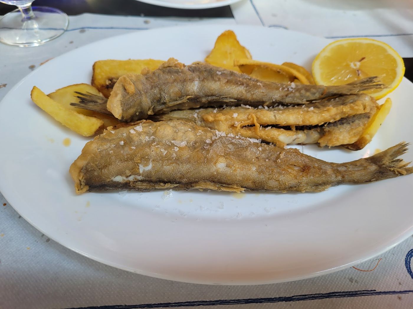 Salmonetes fritos con patatas y limón, un plato clásico del restaurante.